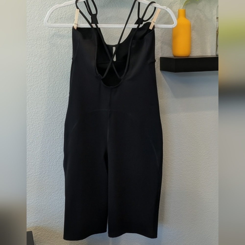 Elegant Black Sleeveless Jumpsuit - Picture 3 of 12